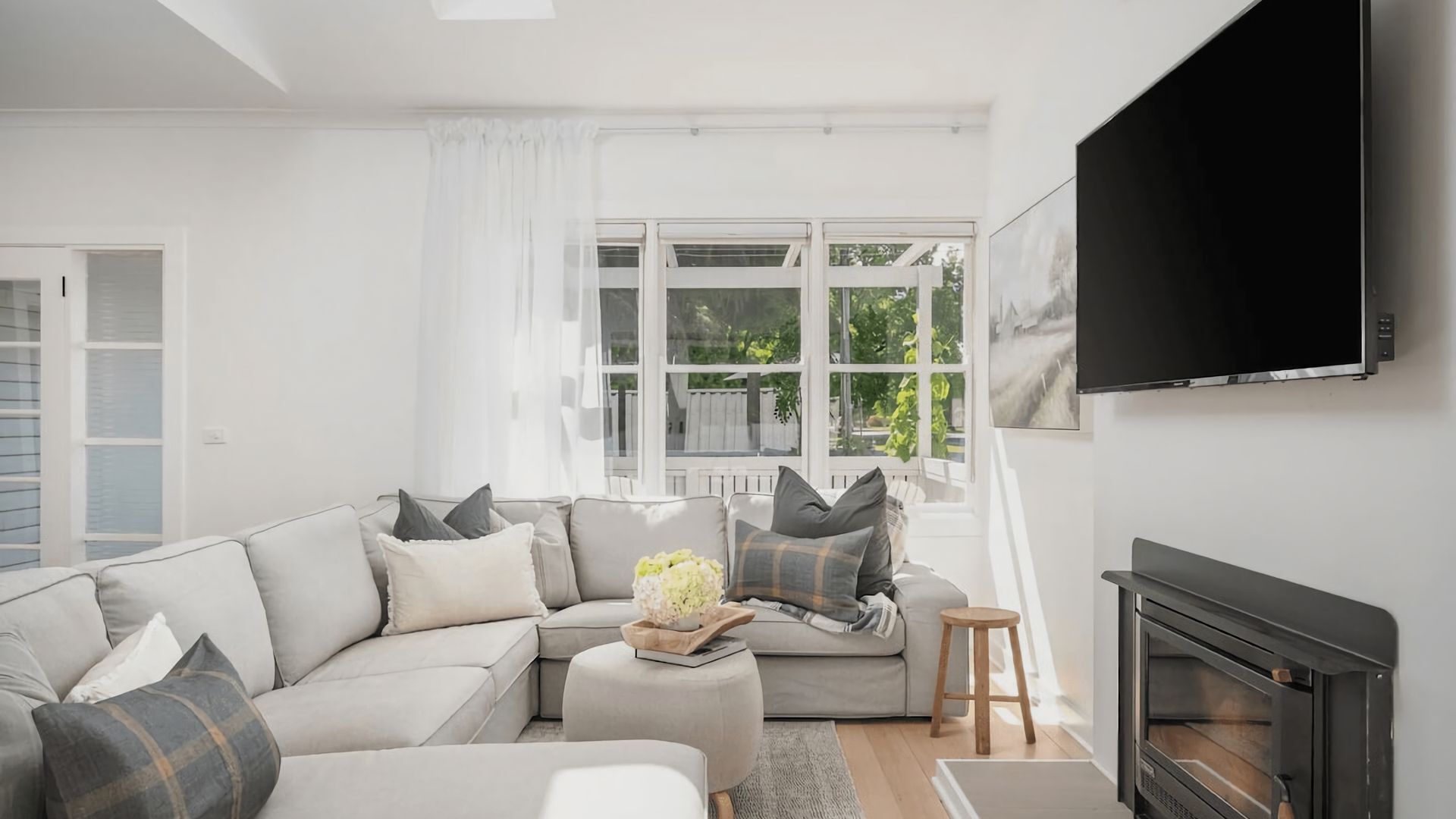 Una Smart TV, una chimenea, una oficina