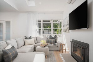 スマートテレビ、暖炉、書斎 / ワークスペース