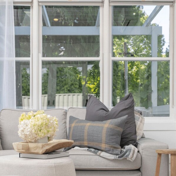 スマートテレビ、暖炉、書斎 / ワークスペース