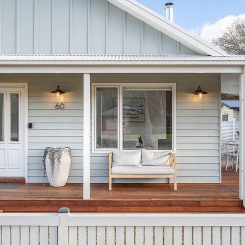 The Tradesmans Cottage: Two - Classic alpine cottage with an intricate stonemason frontage.