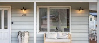 The Tradesmans Cottage: Two - Classic alpine cottage with an intricate stonemason frontage.