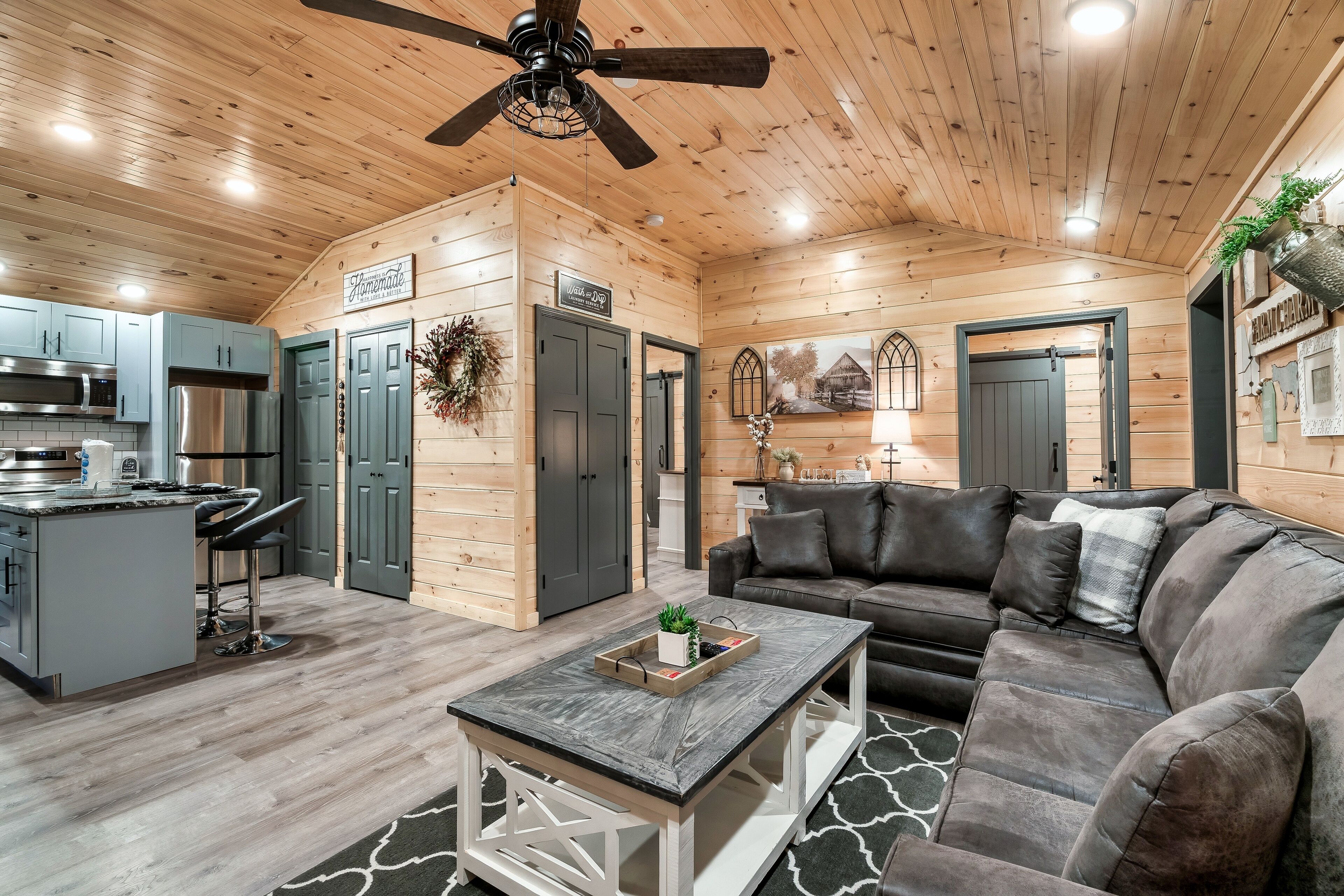 Un intérieur de chalet chaleureux comprenant une cuisine, un coin repas et un salon.