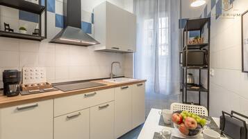 Réfrigérateur, micro-ondes, plaque de cuisson, lave-vaisselle