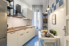 Kühlschrank, Mikrowelle, Herdplatte, Geschirrspüler