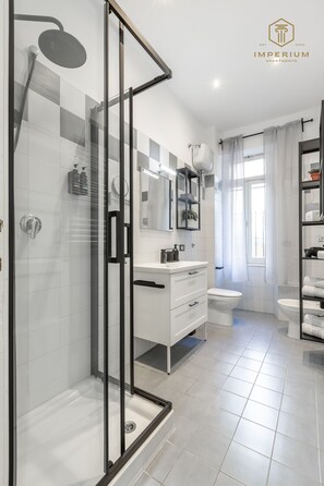 Dusche, Haartrockner, Bidet, Handtücher