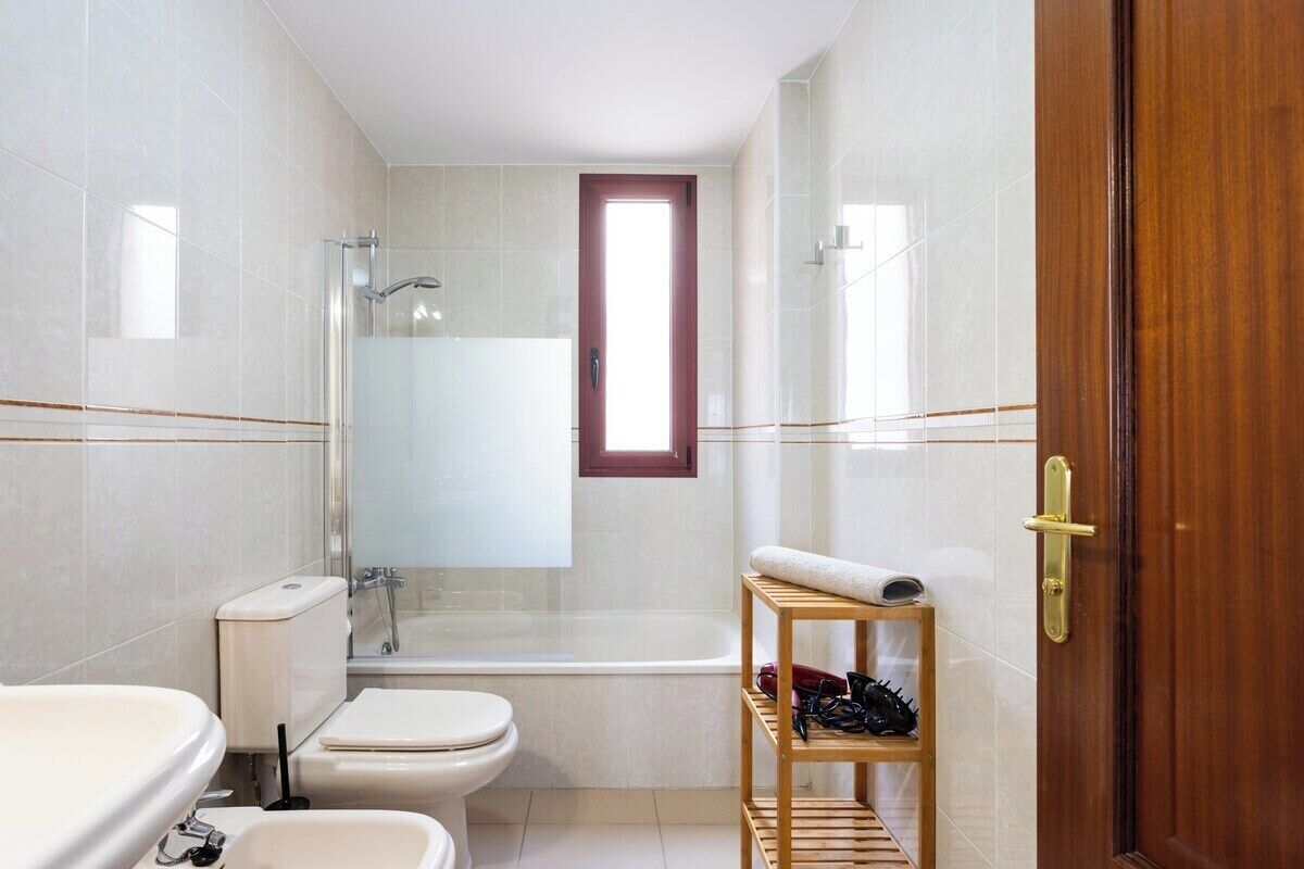 Une petite salle de bain comprenant une baignoire, des toilettes et un lavabo.