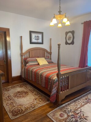 6 bedrooms, desk, travel cot, WiFi