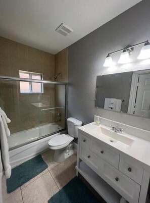 Bathroom - Cozy Green Apartment (Homestead)