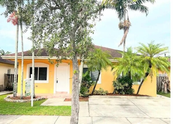 Exterior - Cozy Green Apartment (Homestead)