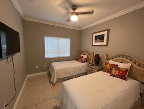 3 habitaciones, tabla de planchar con plancha y cuna de viaje 