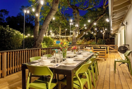 Outdoor dining. Luxury 12-Sleeper: Pool, Hot Tub, Near Sonoma Plaza