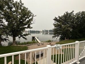 Property grounds - Country lake house getaway accommodating large family-sized fun! (Emmetsburg)