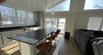 Country lake house getaway accommodating large family-sized fun!