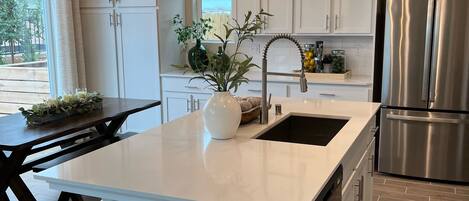 Geladeira, micro-ondas, fogão, cooktop