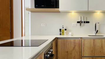 Refrigerador, microondas, horno, placa de cocina