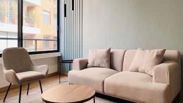 Appartement, 2 slaapkamers (704) | Woonruimte | Een 40-inch smart-tv met kabelzenders