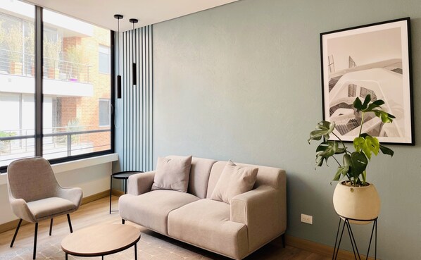 Apartment, 2 Bedrooms (704) | Living area