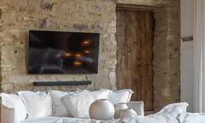 Fernseher, Videospielkonsole, Bücher, Stereoanlage