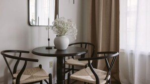 Dining - Jr Club Suite: Kitchenette, Pool, HotTub, Gym, BBQ (Shanty Bay)
