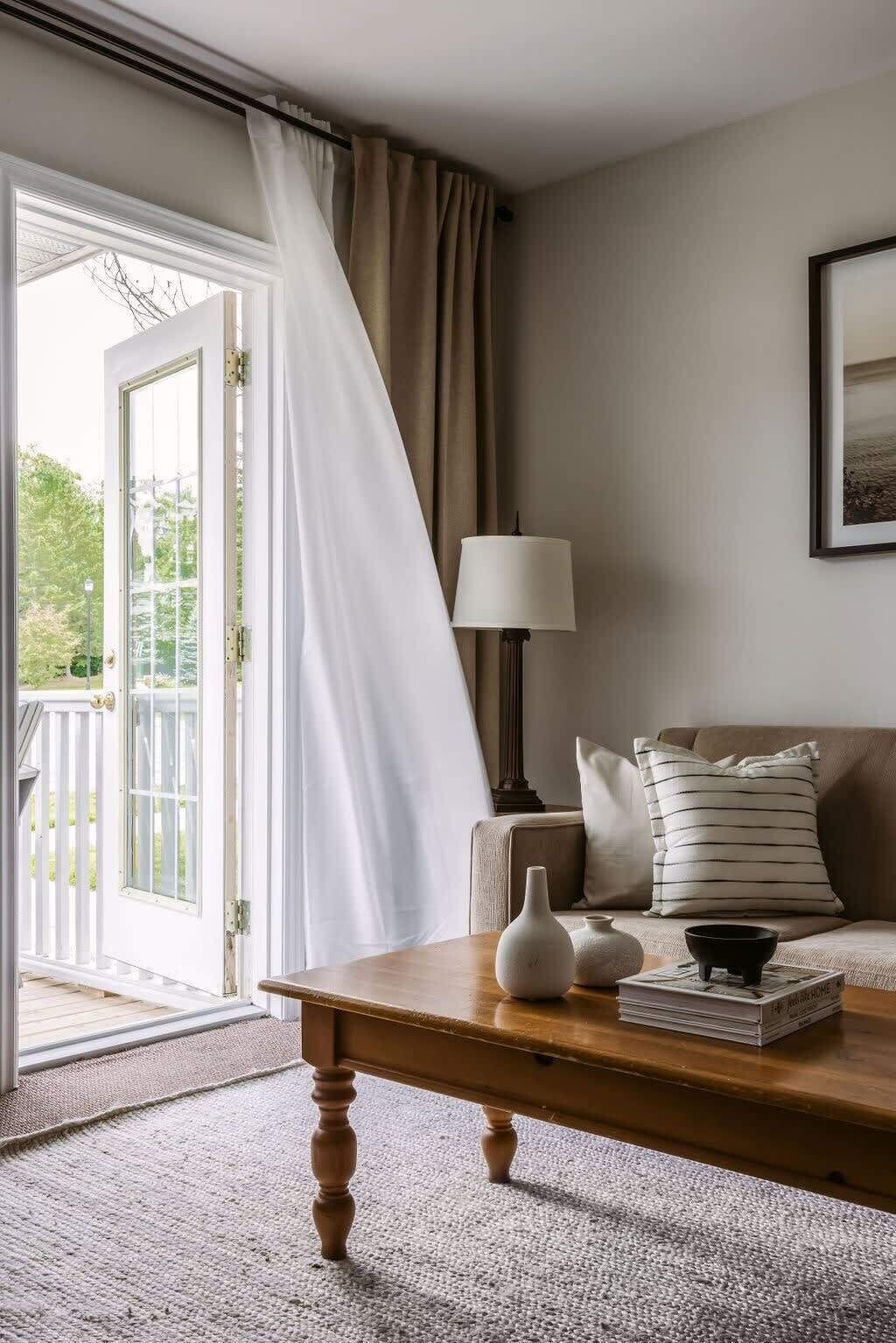 Télévision, cheminée, espaces bureaux