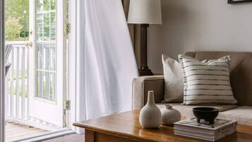 Télévision, cheminée, espaces bureaux