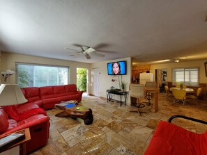 Smart-tv, dvd-spelare och böcker