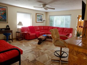 TV connectée, lecteur de DVD, livres