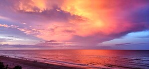 在海滩、沙滩椅、沙滩毛巾