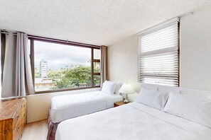 1 bedroom, Internet, bed sheets - Mountain-view condo with tennis and a walk to beach (Honolulu)