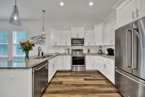 Een koelkast, een magnetron, een oven, een kookplaat