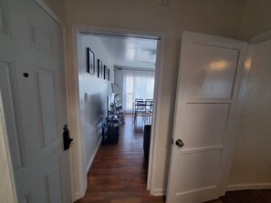 Interior - Hollywood - Budget, Private, Quiet 2nd Flr 1 Bedroom / 1 Bath (Los Angeles)