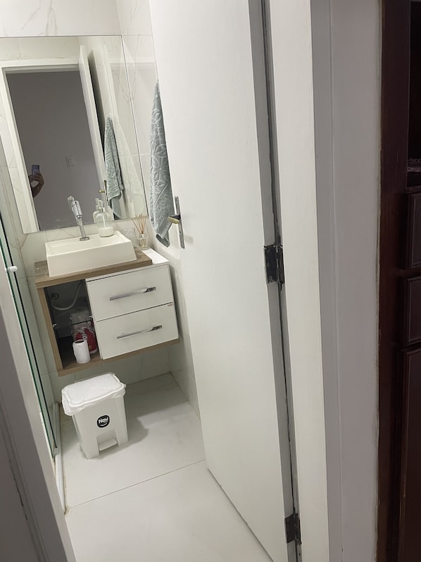 Secadora de cabello, toallas, jabón, papel de baño 