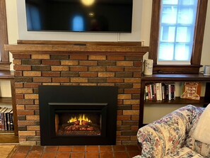 Smart TV, fireplace, books - Explore the Finger Lakes Region from this cozy 3-bedroom home near Geneva, NY. (Waterloo)