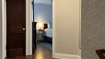3 habitaciones, tabla de planchar con plancha y cuna de viaje