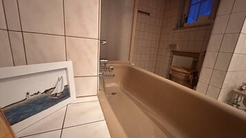 Haartrockner, Handtücher, Shampoo, Toilettenpapier