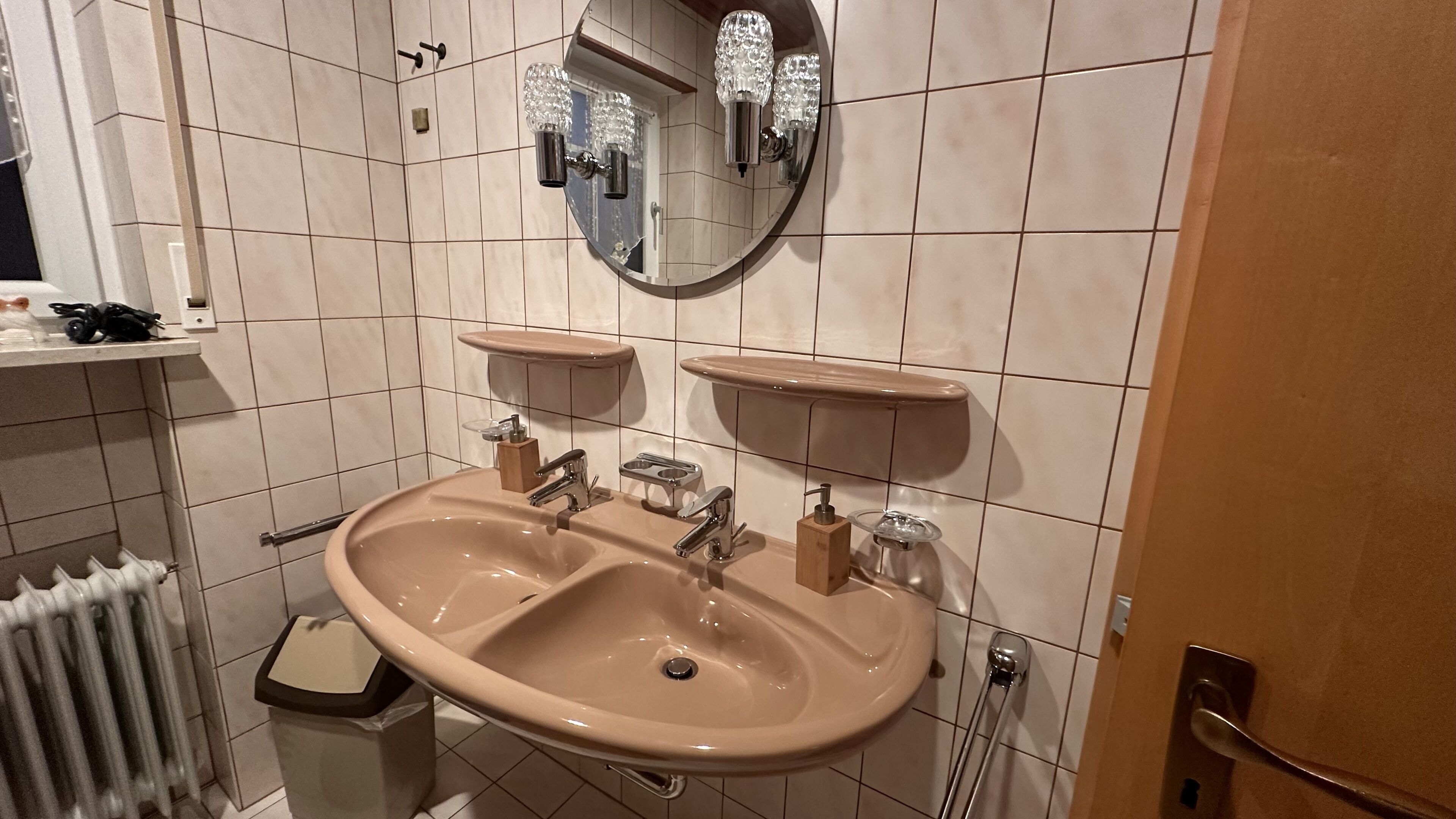 Sèche-cheveux, serviettes fournies, shampoing, papier toilette