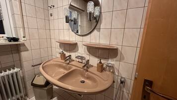 風筒、提供毛巾、洗頭水、廁紙