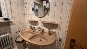 Sèche-cheveux, serviettes fournies, shampoing, papier toilette