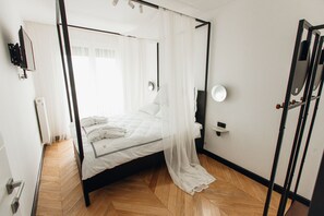 2 chambres, coffre-fort, fer et planche à repasser, lit de bébé portatif