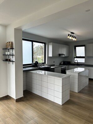 Geladeira, micro-ondas, fogão, cooktop