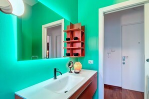 Shower, hair dryer, bidet, towels