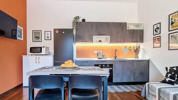Frigorifero, microonde, forno, piano cottura