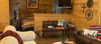 Cozy cabin w/ fire pit, close town with a country feel & 20 min from Hochatown!