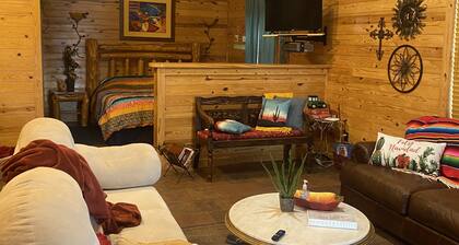 Cozy cabin w/ fire pit, close town with a country feel & 20 min from Hochatown!