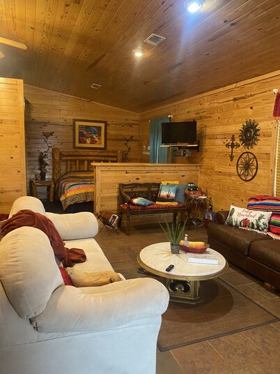 Cozy cabin w/ fire pit, close town with a country feel & 20 min from Hochatown!