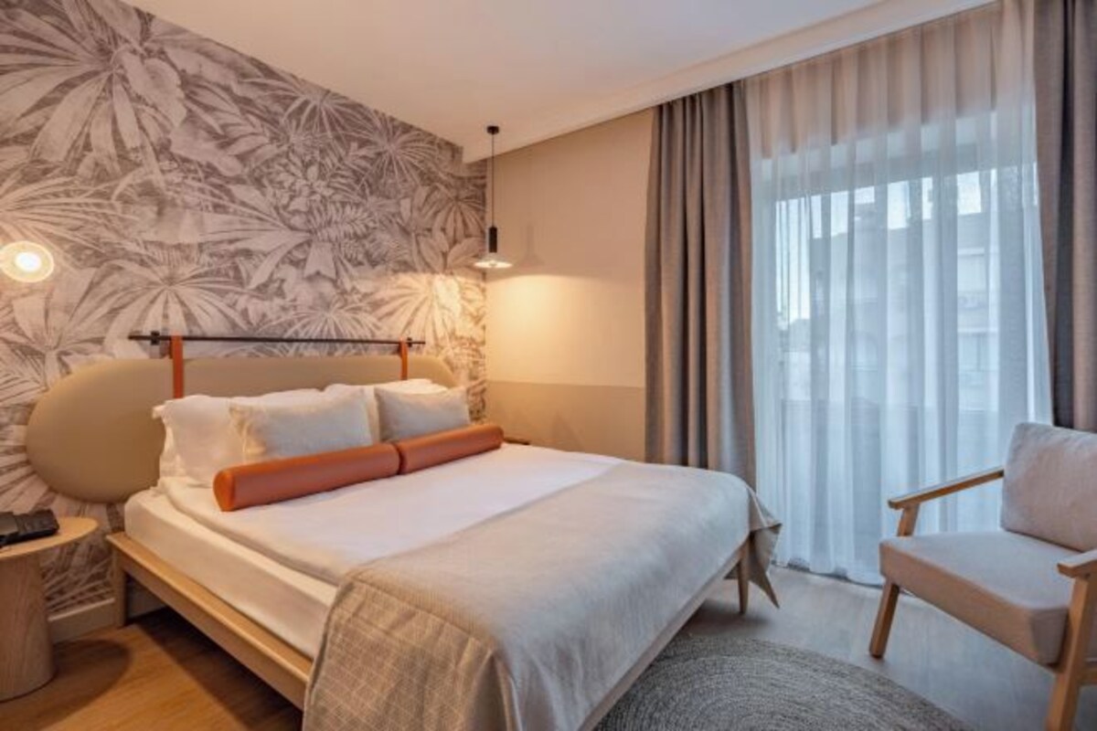 Sengetøy av topp kvalitet, minibar, safe på rommet og skrivebord