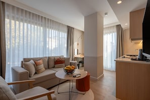 Apartemen Deluks | 1 kamar tidur, brankas, meja kerja, dan ruang kerja ramah laptop