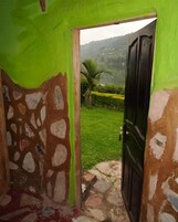 Escritorio, espacio para trabajar con laptop y ropa de cama 