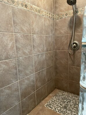 Shower, hair dryer, towels, soap - Home on the Iron Range - sports wonderland (Virginia)