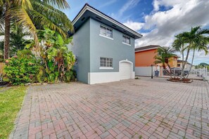 Exterior - Buergo's Place (Miami)